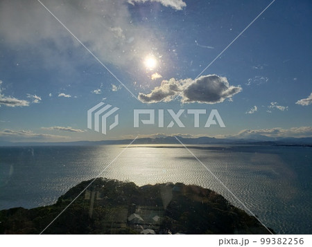 海に沈んでいく太陽 99382256