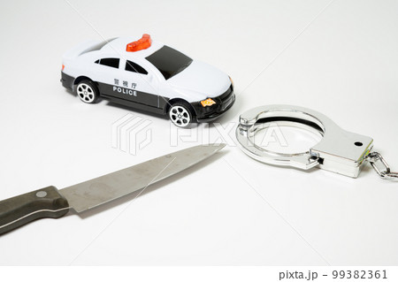 包丁とパトカーと手錠 99382361