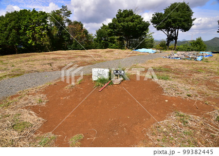 角牟礼城の本丸 角牟礼城の本丸 99382445