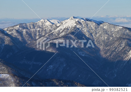 四国で最も美しい山「三嶺(みうね)」の冬景色(剣山より撮影) 四国で最も美しい山「三嶺(みうね)」の冬景色(剣山より撮影) 99382521