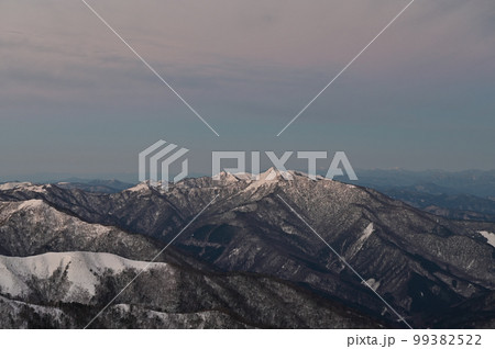 四国で最も美しい山「三嶺(みうね)」の冬景色(剣山より撮影) 四国で最も美しい山「三嶺(みうね)」の冬景色(剣山より撮影) 99382522