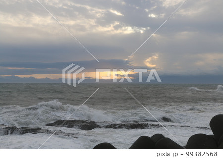 夕方の海 99382568