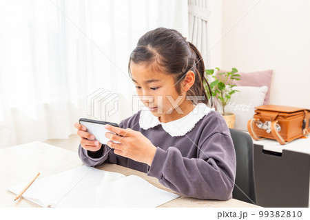 スマートフォンで勉強をする女の子 スマートフォンで勉強をする女の子 99382810