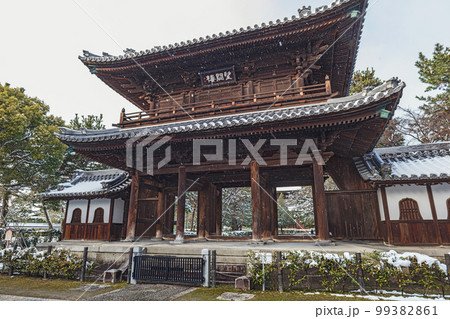 雪の京都 建仁寺 三門の雪景色 99382861