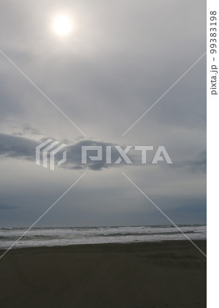 太陽と海岸 99383198