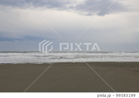 波と砂浜 99383199