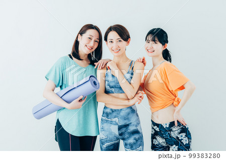 ヨガウェアを着たミドルの女性 99383280