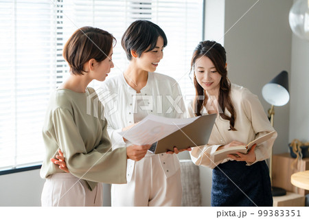 ビジネス 女性 打合せ ビジネス 女性 打合せ 99383351