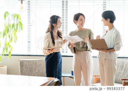 ビジネス 女性 打合せ ビジネス 女性 打合せ 99383377
