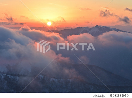 四国にある日本二百名山で四国百名山の三嶺（みうね）の冬景色 99383649