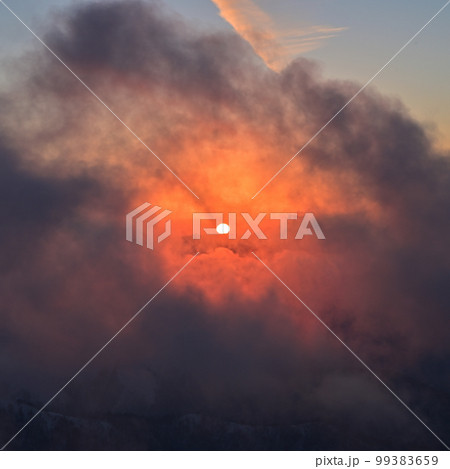 四国にある日本二百名山で四国百名山の三嶺（みうね）の冬景色 99383659