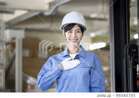 倉庫管理スタッフ イメージ カメラ目線で笑顔の作業服の女性 倉庫管理スタッフ イメージ カメラ目線で笑顔の作業服の女性 99383705