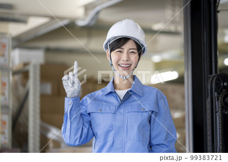 倉庫管理スタッフ イメージ カメラ目線で笑顔の作業服の女性 倉庫管理スタッフ イメージ カメラ目線で笑顔の作業服の女性 99383721