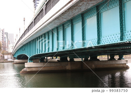 大川に架かる天満橋 大川に架かる天満橋 99383750