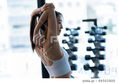 トレーニングする若い女性 99383800