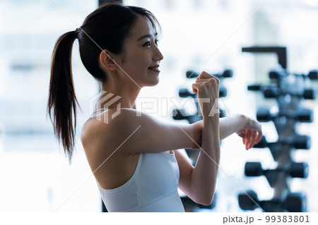 トレーニングする若い女性 99383801