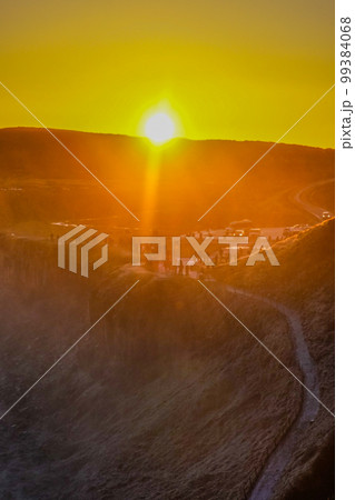 グトルフォスの滝と朝焼け 99384068