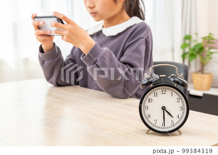 子供のスマホ使用時間イメージ 子供のスマホ使用時間イメージ 99384319