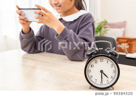 子供のスマホ使用時間イメージ 99384320