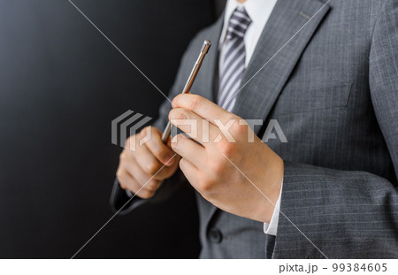 スーツ姿の男性 99384605