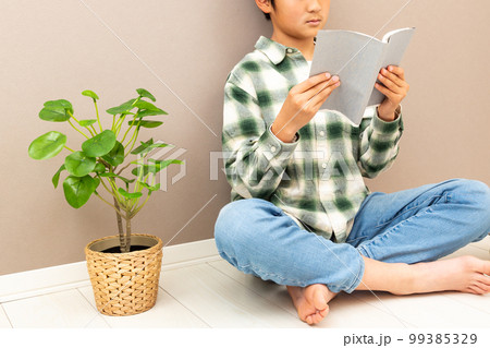 読書をする男の子 99385329