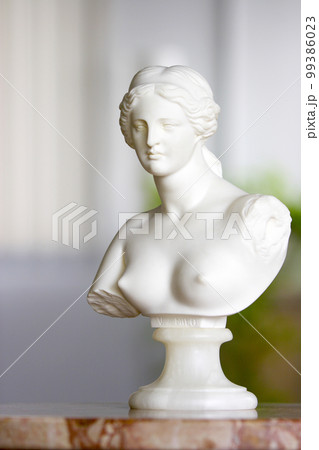 ミロのヴィーナスの石膏胸像の写真素材 [99386023] - PIXTA