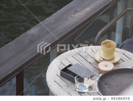 川の水を眺めながら、カフェでひとりの時間を楽しむ。 99386959