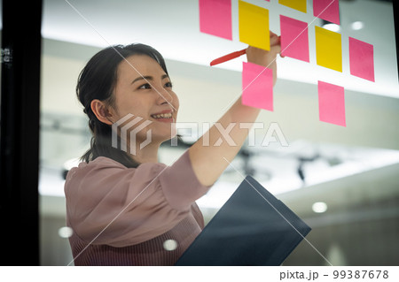 オフィスで働くビジネスウーマン 撮影協力:WEEK芝大門(サンフロンティア不動産) オフィスで働くビジネスウーマン 撮影協力:WEEK芝大門(サンフロンティア不動産) 99387678