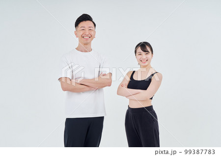 スポーツウェアを着た男女 スポーツウェアを着た男女 99387783