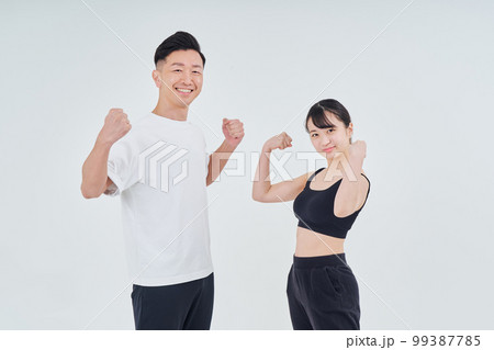 スポーツウェアを着た男女 スポーツウェアを着た男女 99387785