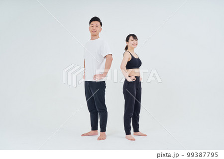 スポーツウェアを着た男女 99387795