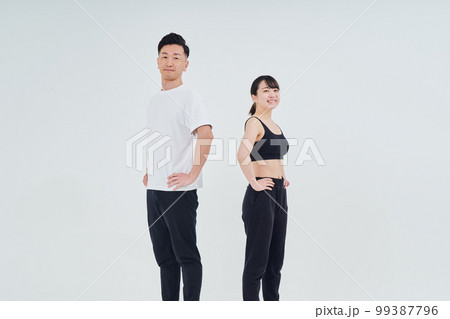 スポーツウェアを着た男女 99387796
