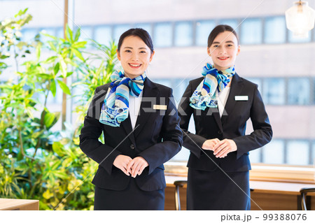 受付の若い女性　撮影協力：WEEK芝大門（サンフロンティア不動産） 99388076