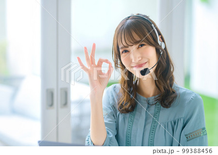 パソコンを使ってビデオチャットするテレワーク中のオペレーター 99388456