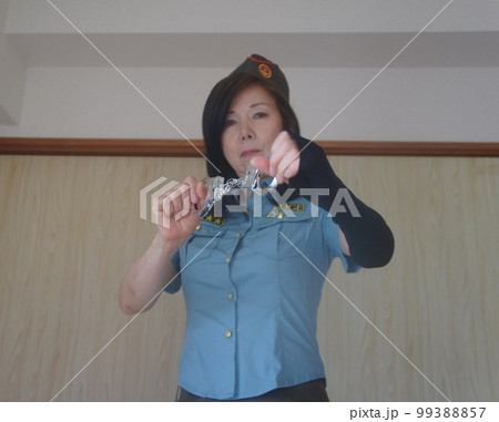 健康的な長身女性婦警 99388857