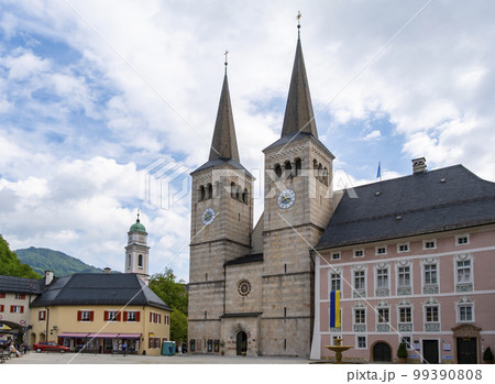 Downtown of Berchtesgaden, famous historic town in Nationalpark Berchtesgadener Land, Upper Bavaria, Germany Downtown of Berchtesgaden, famous historic town in Nationalpark Berchtesgadener Land, Upper Bavaria, Germany 99390808