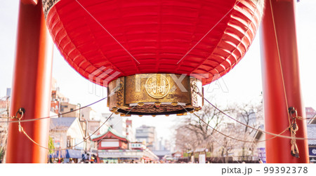 「東京都」浅草 浅草寺 本堂の大提灯 99392378