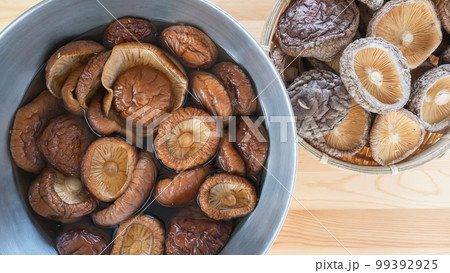 干し椎茸と水で戻した干し椎茸 干し椎茸と水で戻した干し椎茸 99392925