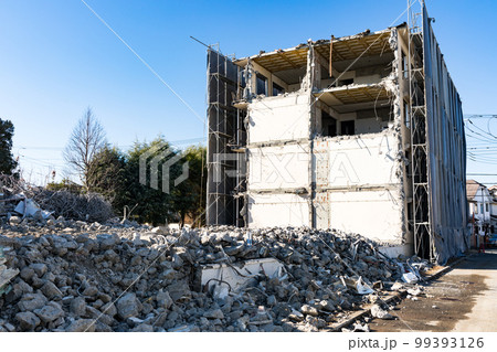 団地の解体工事現場 99393126