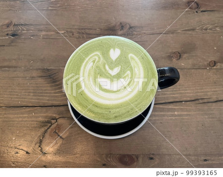 ラテアートが美しい抹茶ラテ 99393165