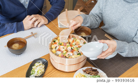 ちらし寿司を食べる男女 イメージ ちらし寿司を食べる男女 イメージ 99393616