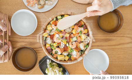 ちらし寿司を食べる食卓 イメージ ちらし寿司を食べる食卓 イメージ 99393618