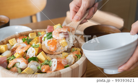 ちらし寿司の調理　イメージ 99393621