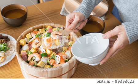 ちらし寿司の調理 イメージ ちらし寿司の調理 イメージ 99393622