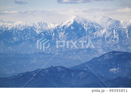 冬の北アルプス連峰の景観と長野市周辺の眺め 冬の北アルプス連峰の景観と長野市周辺の眺め 99393851