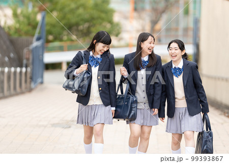 通学する制服姿の女子高生 通学する制服姿の女子高生 99393867