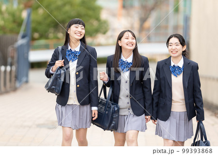 女子高生 人気 服 総額