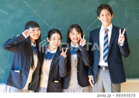 制服姿の高校生の男女 99393870