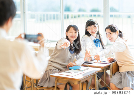 教室でスマホで写真を撮る女子高生 教室でスマホで写真を撮る女子高生 99393874