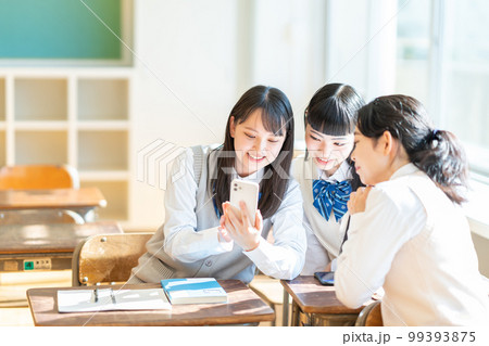 女子高生　スマホ　教室 99393875